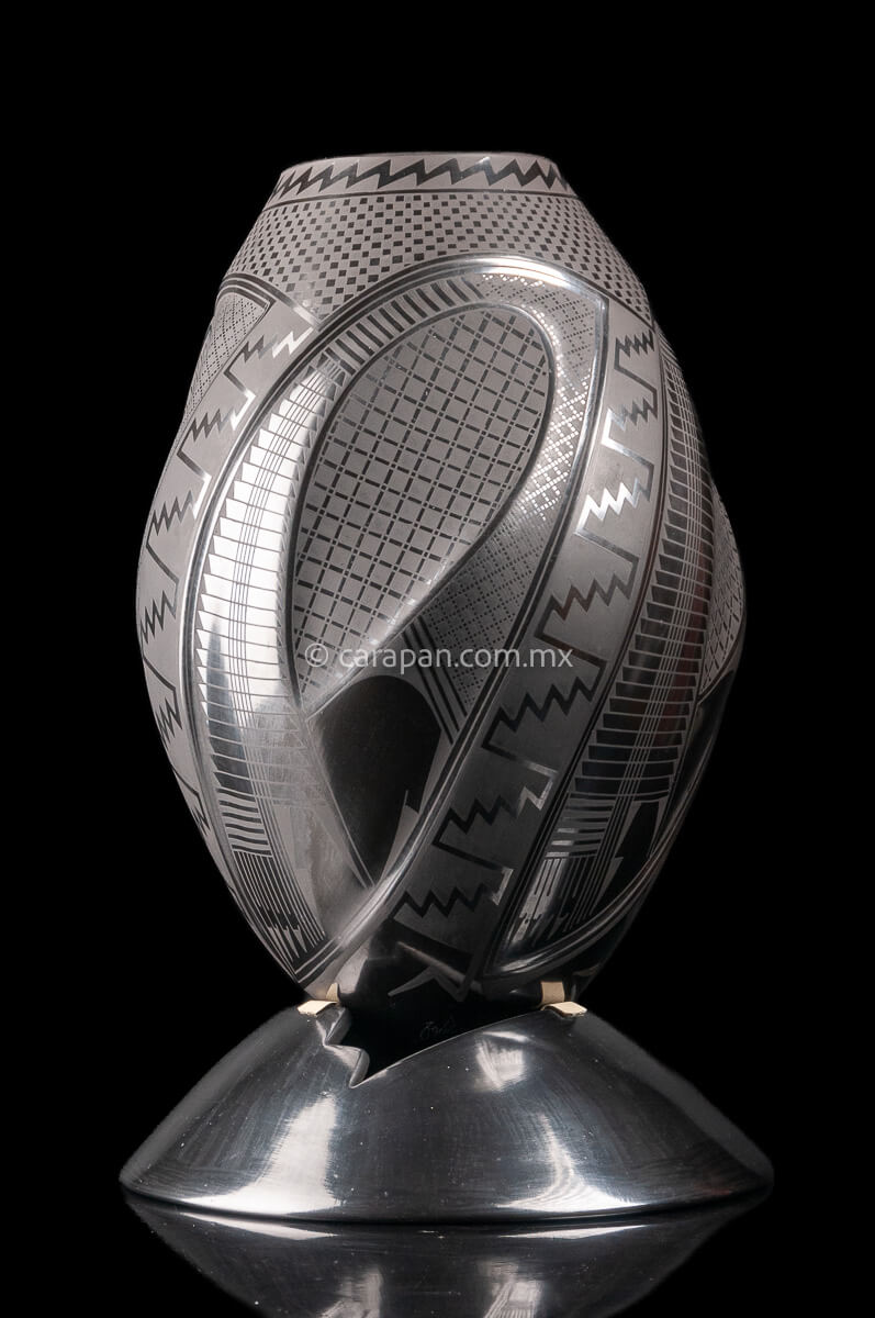 Mata Ortiz Black on black Ovoid Pot