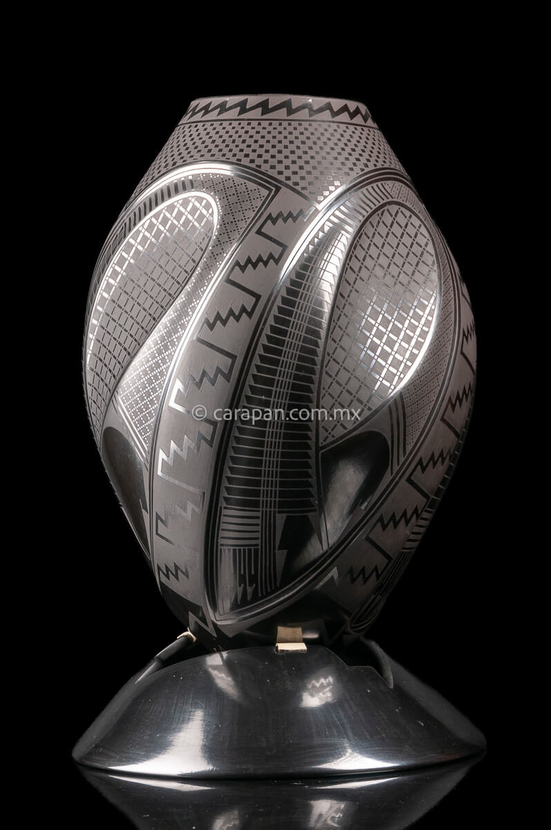 Mata Ortiz Black on black Ovoid Pot
