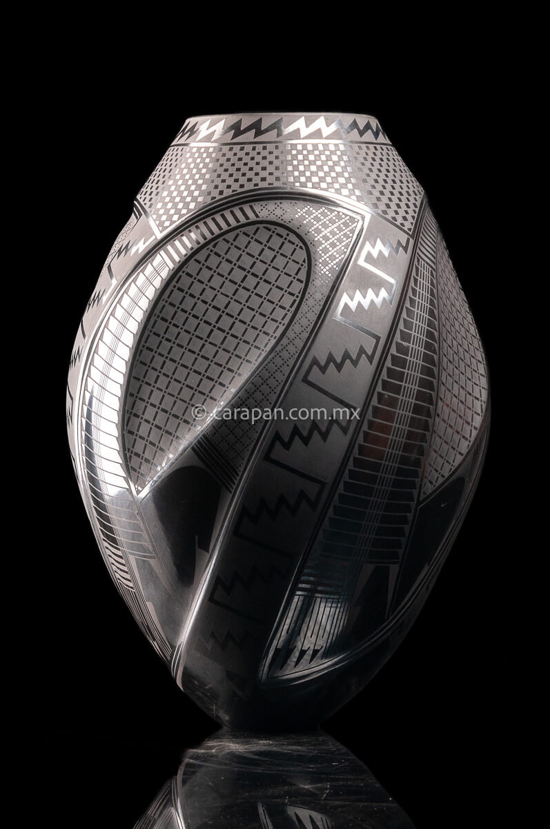 Mata Ortiz Black on black Ovoid Pot