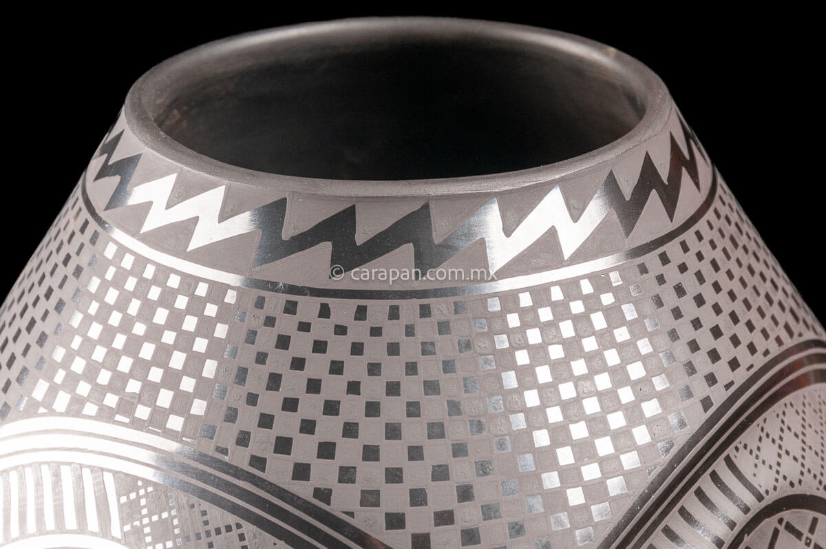 Mata Ortiz Black on black Ovoid Pot Border