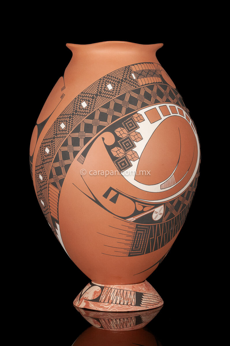 Mata Ortiz Orange Potith Decorated W a Snake in black & Beige on a marbled clay ring base