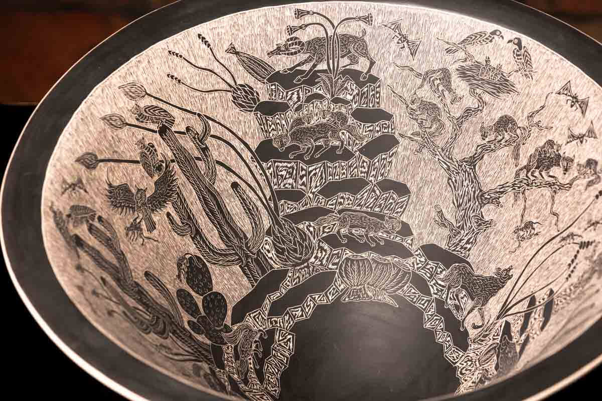 Mata Ortiz Ceramic pot with sgraffito technique