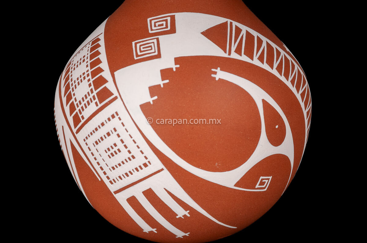 Orange Mata Ortiz Pot decorated with beige patterns detail