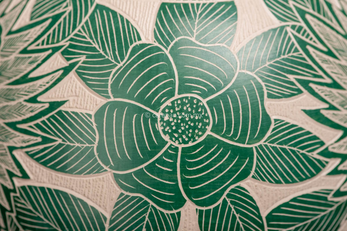 Mata Ortiz  Beige Pot With Teal Owl  Detail Flower