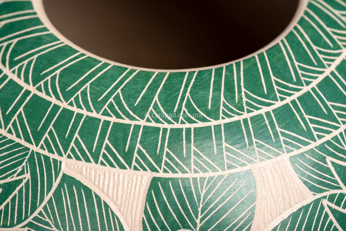 Mata Ortiz  Beige Pot With Teal Owl