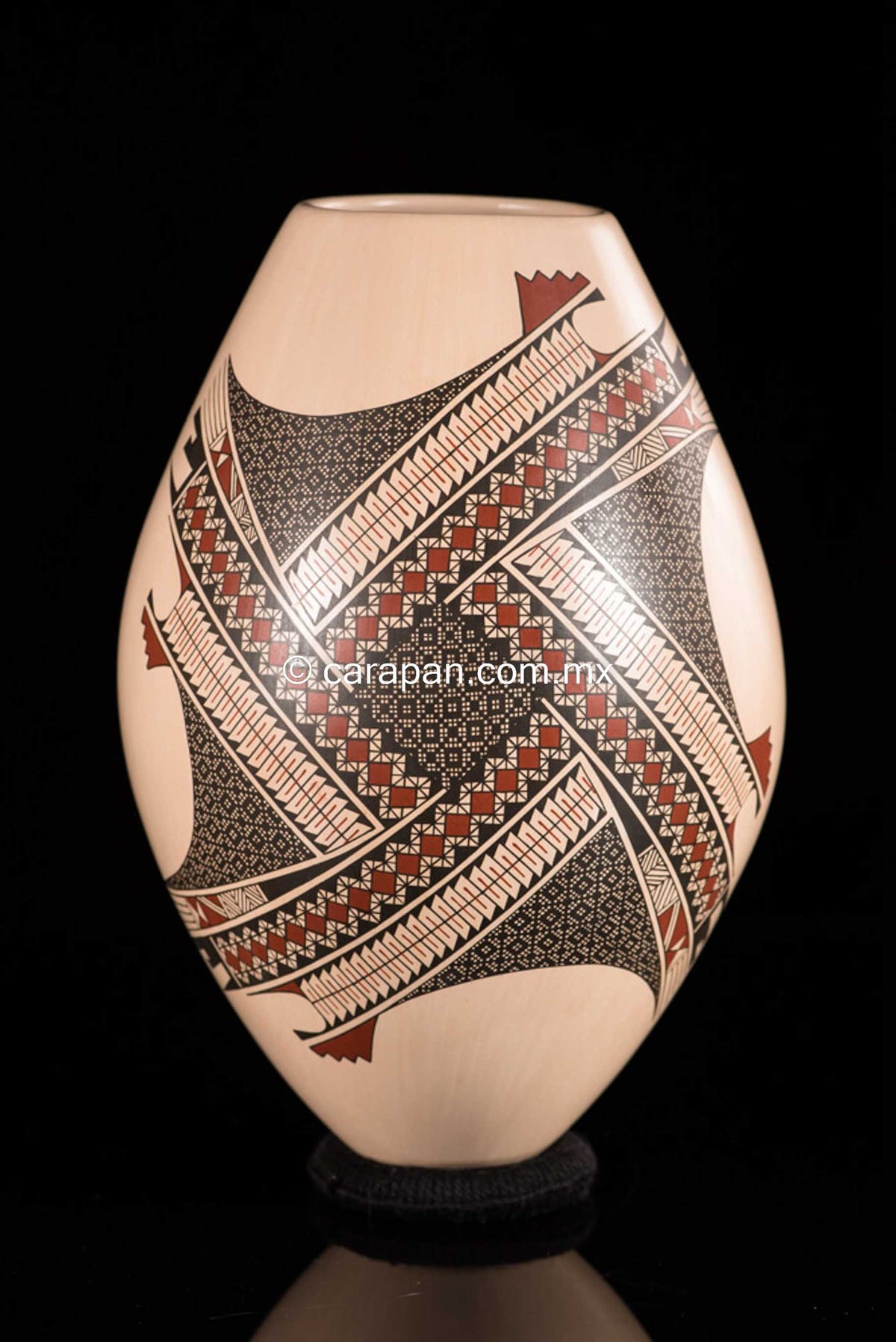 Mata-Ortiz-ceramic-pot-beige-geometric-patterns-