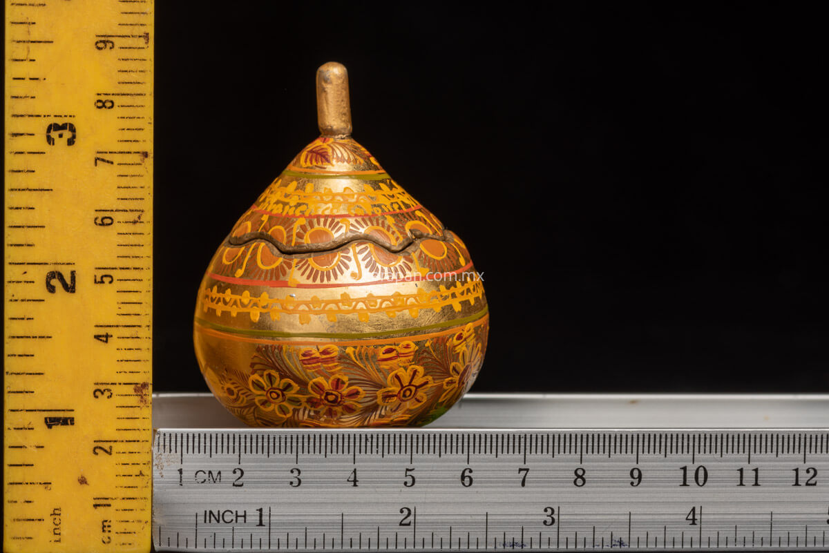 Small Jewelbox by Chico Coronel. Lacquered gourd with gold outlined work, flowers and birds painting rulers