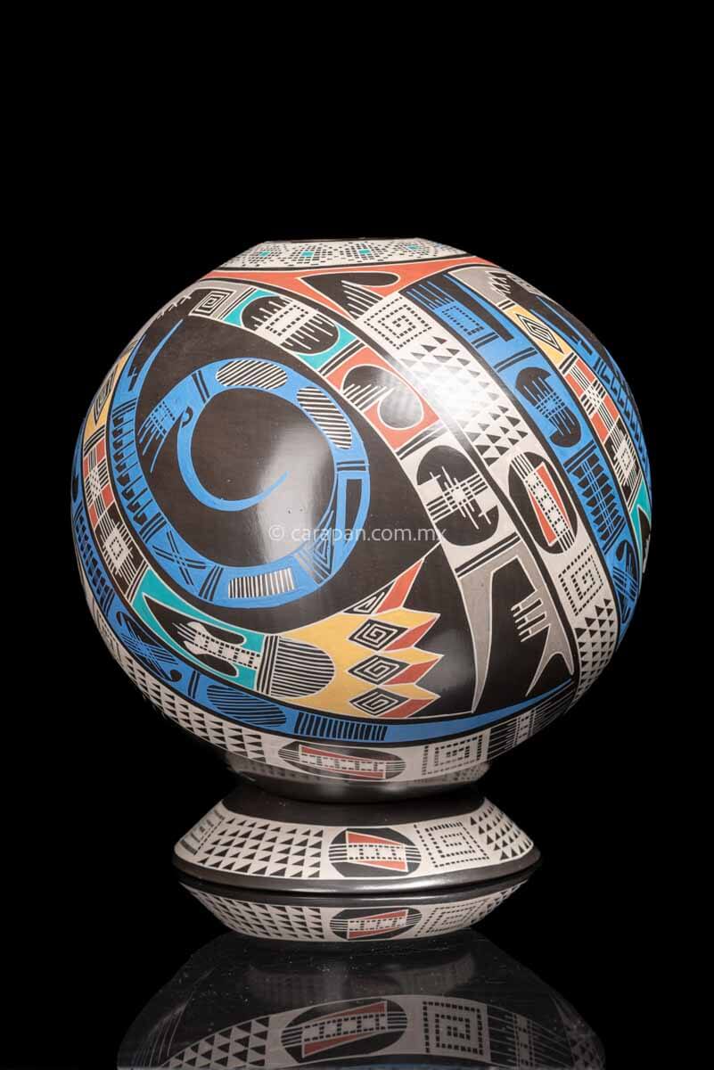 Mata Ortiz Ceramic Spheric Pot with Swirl Pattern Blue detail