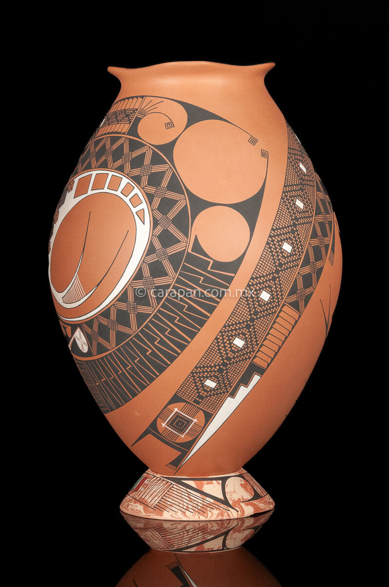 Mata Ortiz Orange Potith Decorated W a Snake in black & Beige on a marbled clay ring base