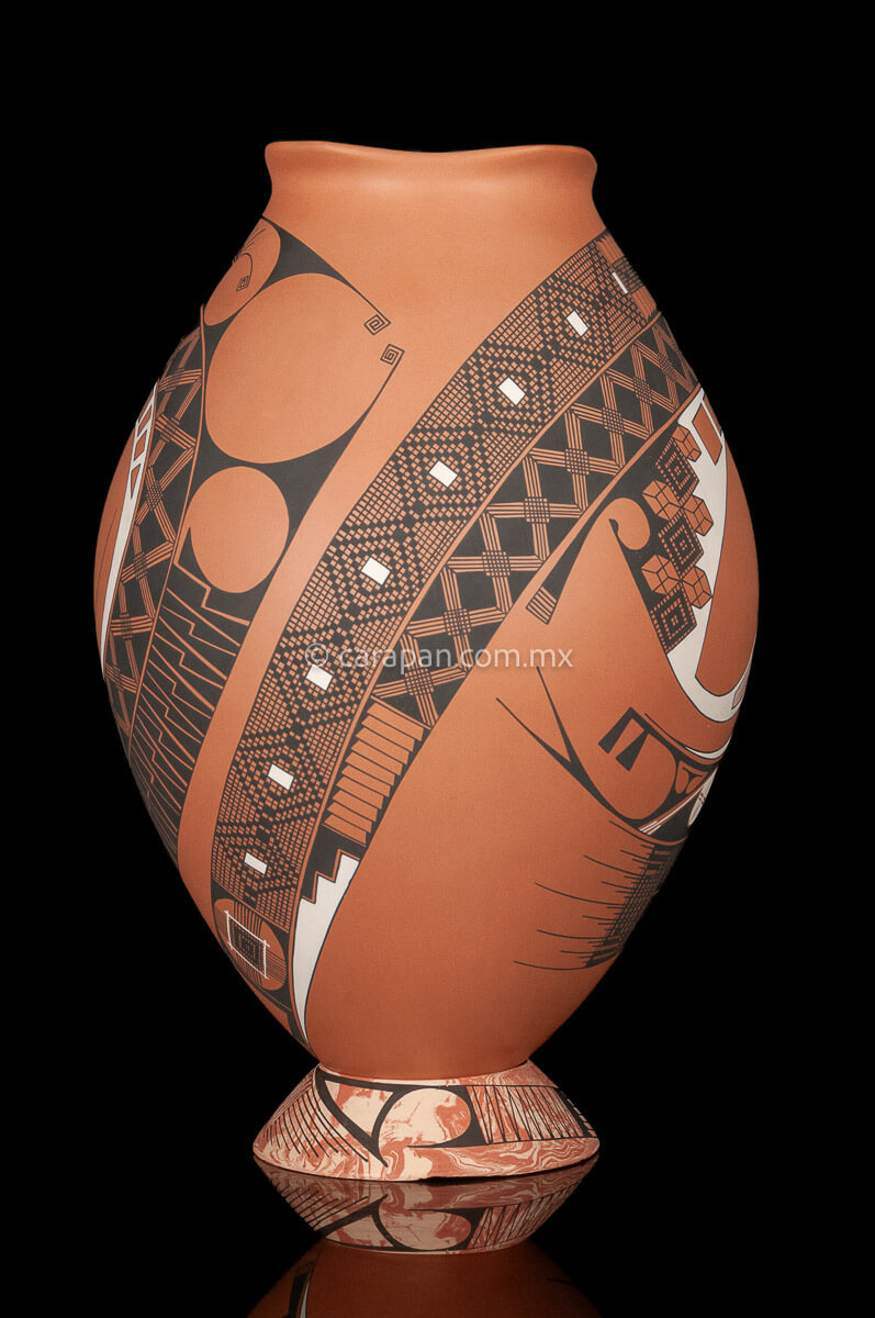 Mata Ortiz Orange Potith Decorated W a Snake in black & Beige on a marbled clay ring base