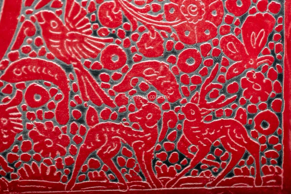 Please describe for selling Lacquered Wood Tray in etched red over black decorated profusely with  birds and vegetal motifs. The edge is framed by geometric patterns  with a thin red contour from Olinala Guerrero