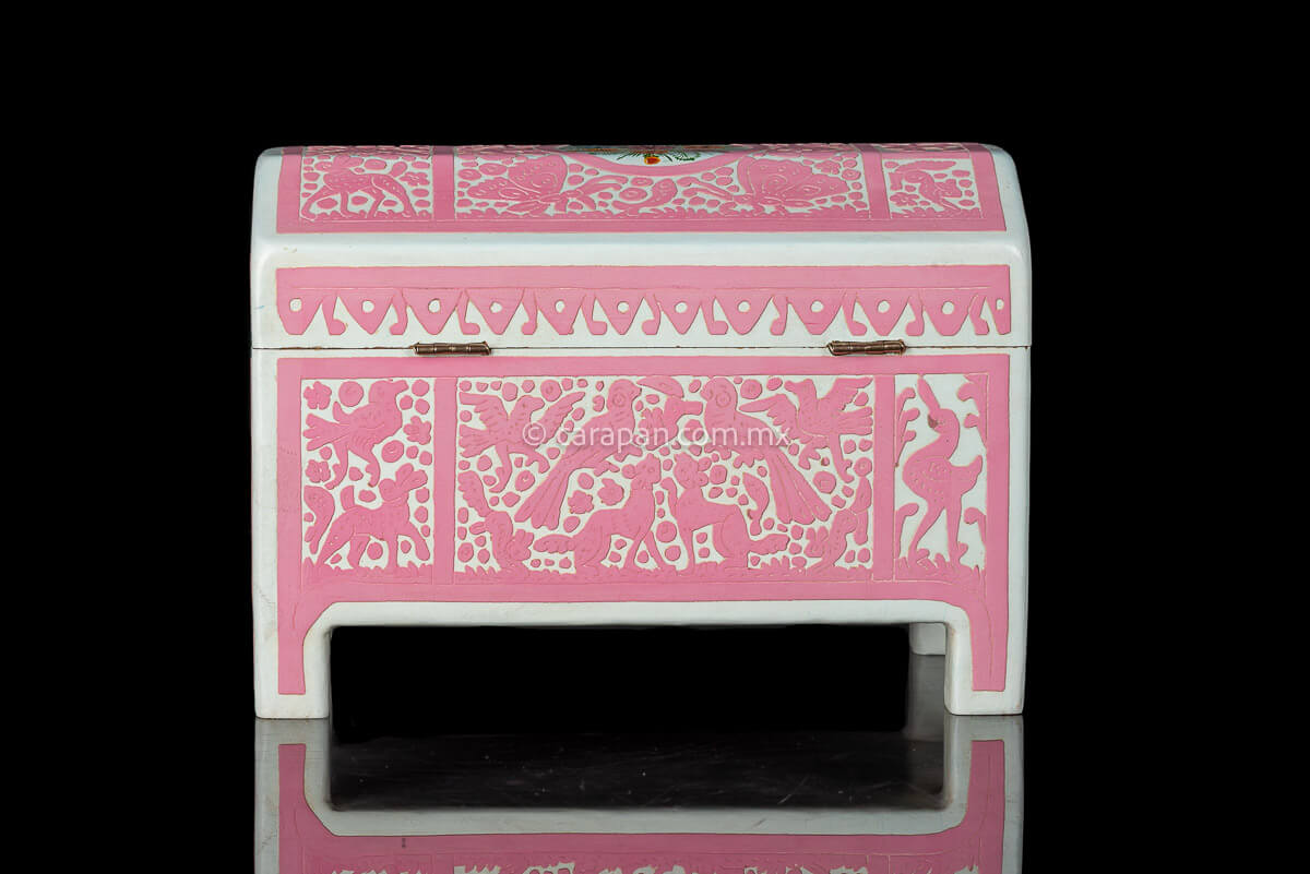  lacquered wood box decorated with an etched pink layer with birds over a white lacquer background 