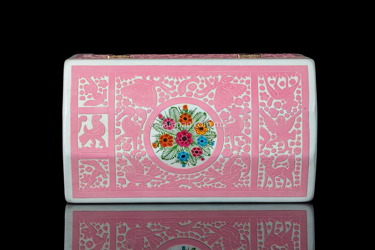  lacquered wood box decorated with an etched pink layer with birds over a white lacquer background 