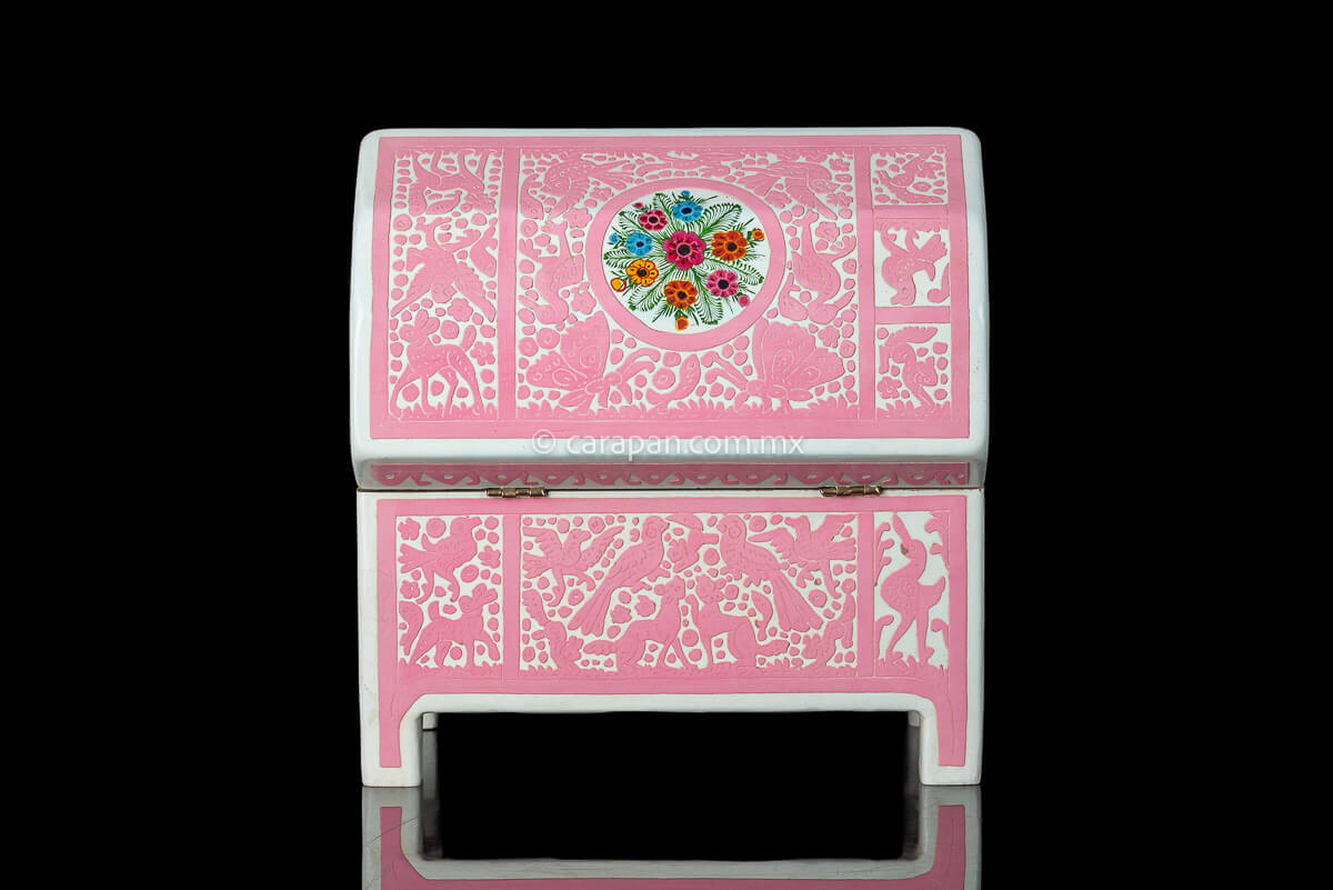  lacquered wood box decorated with an etched pink layer with birds over a white lacquer background 