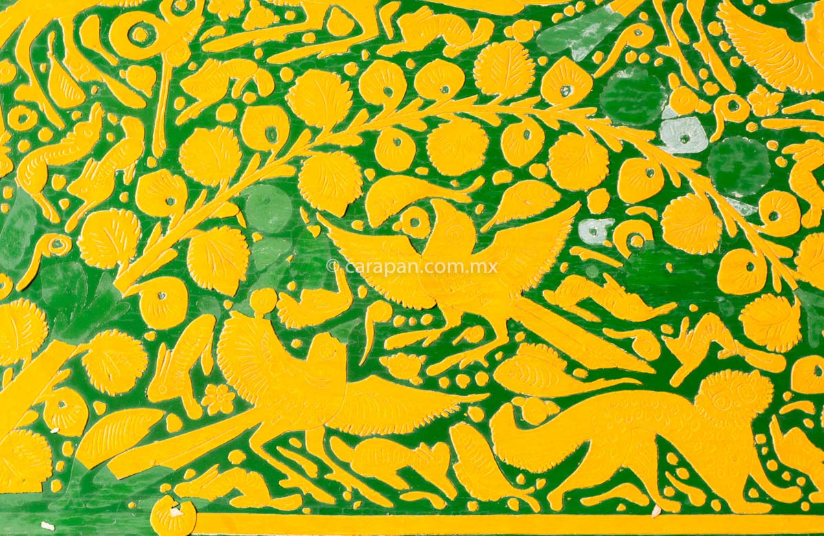 Vintage Lacquered wood tray with etched  birds and vegetal motifs yellow over green. Hand Crafted in the 60´s in Olinalá, Guerrero. Some parts of the lacquer are peeled off due to its vintage condition.