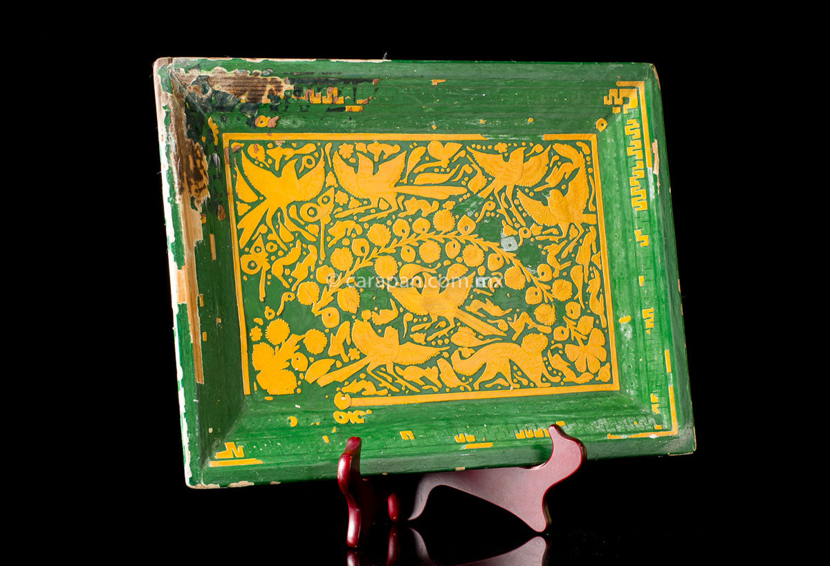 Vintage Lacquered wood tray with etched  birds and vegetal motifs yellow over green. Hand Crafted in the 60´s in Olinalá, Guerrero. Some parts of the lacquer are peeled off due to its vintage condition. 