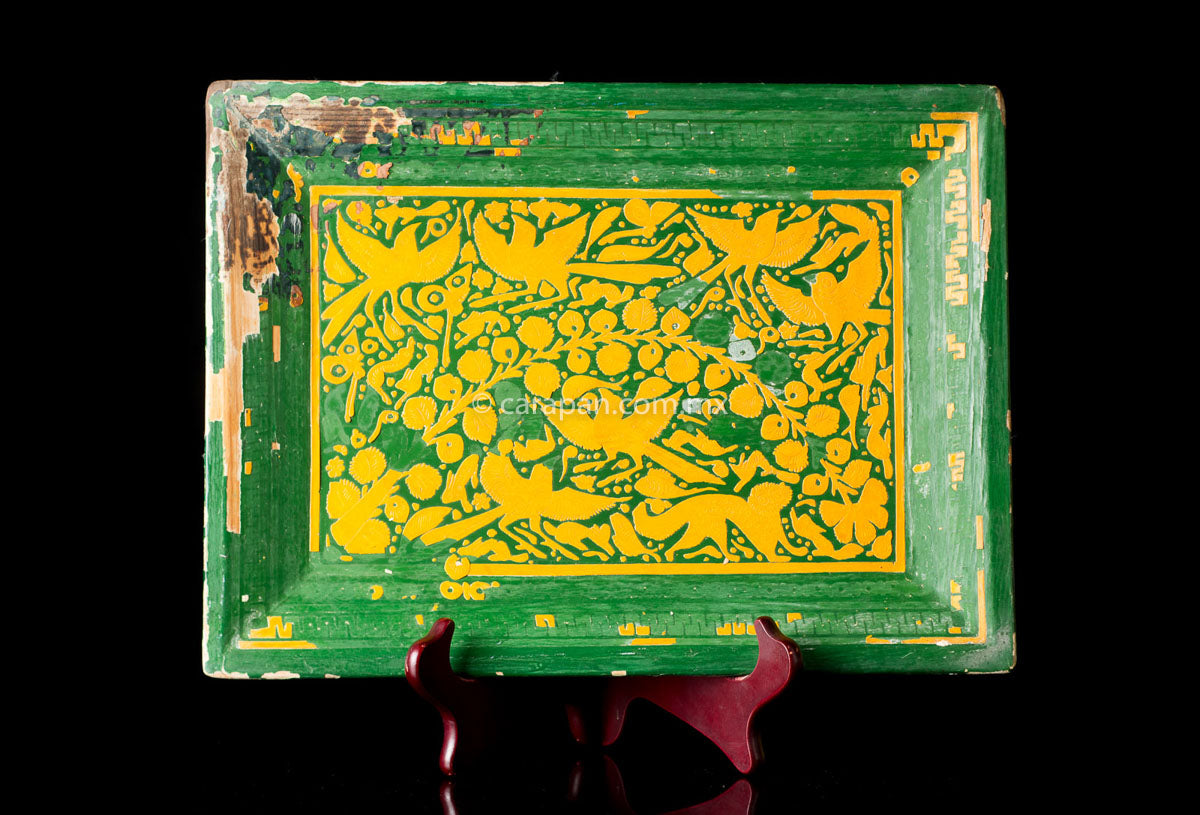 Vintage Lacquered wood tray with etched  birds and vegetal motifs yellow over green. Hand Crafted in the 60´s in Olinalá, Guerrero. Some parts of the lacquer are peeled off due to its vintage condition.