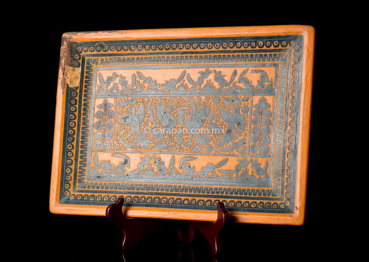Vintage Lacquered wood tray with etched  birds & Squirrel in black over orange. Hand Crafted in the 60´s in Olinalá, Guerrero. Some parts of the lacquer are peeled off due to its vintage condition. 