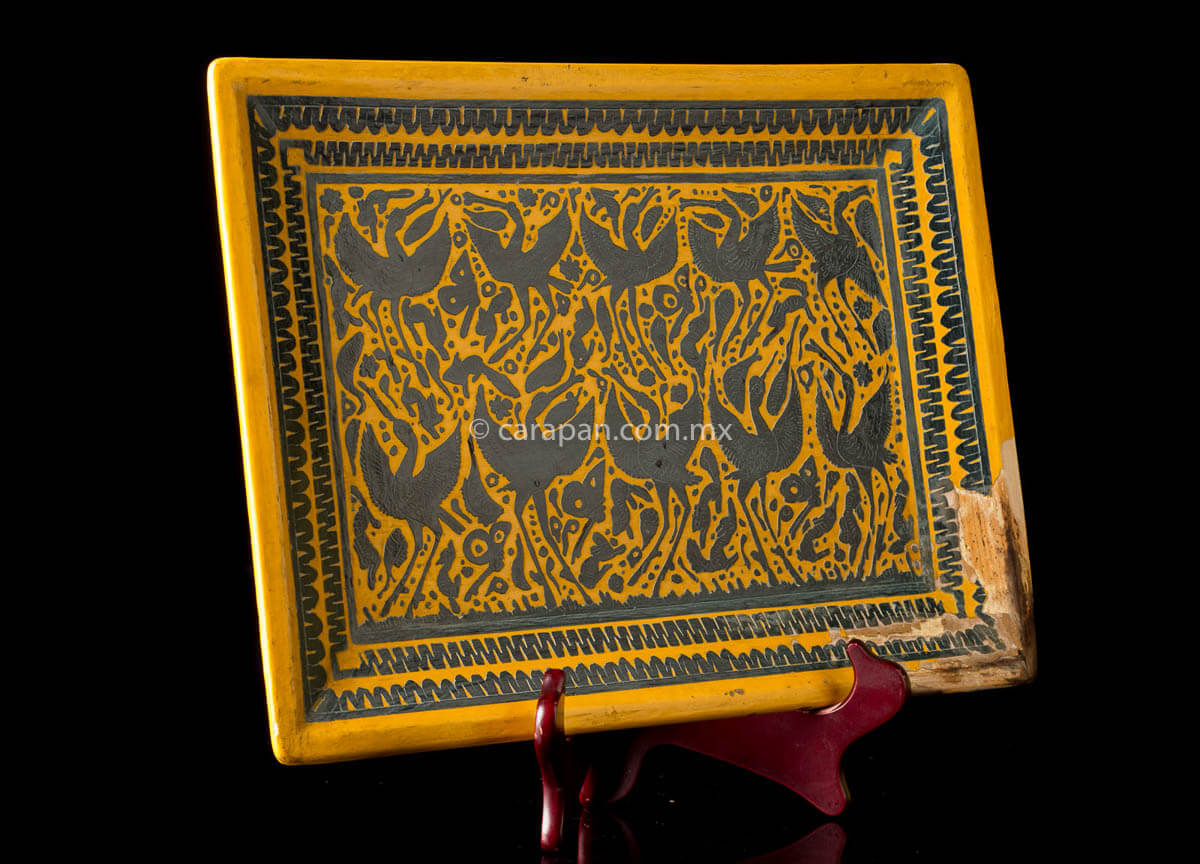 Vintage Lacquered wood tray with etched  herns in black over yellow. Hand Crafted in the 60´s in Olinalá, Guerrero. Some parts of the lacquer are peeled of due to its vintage condition. 