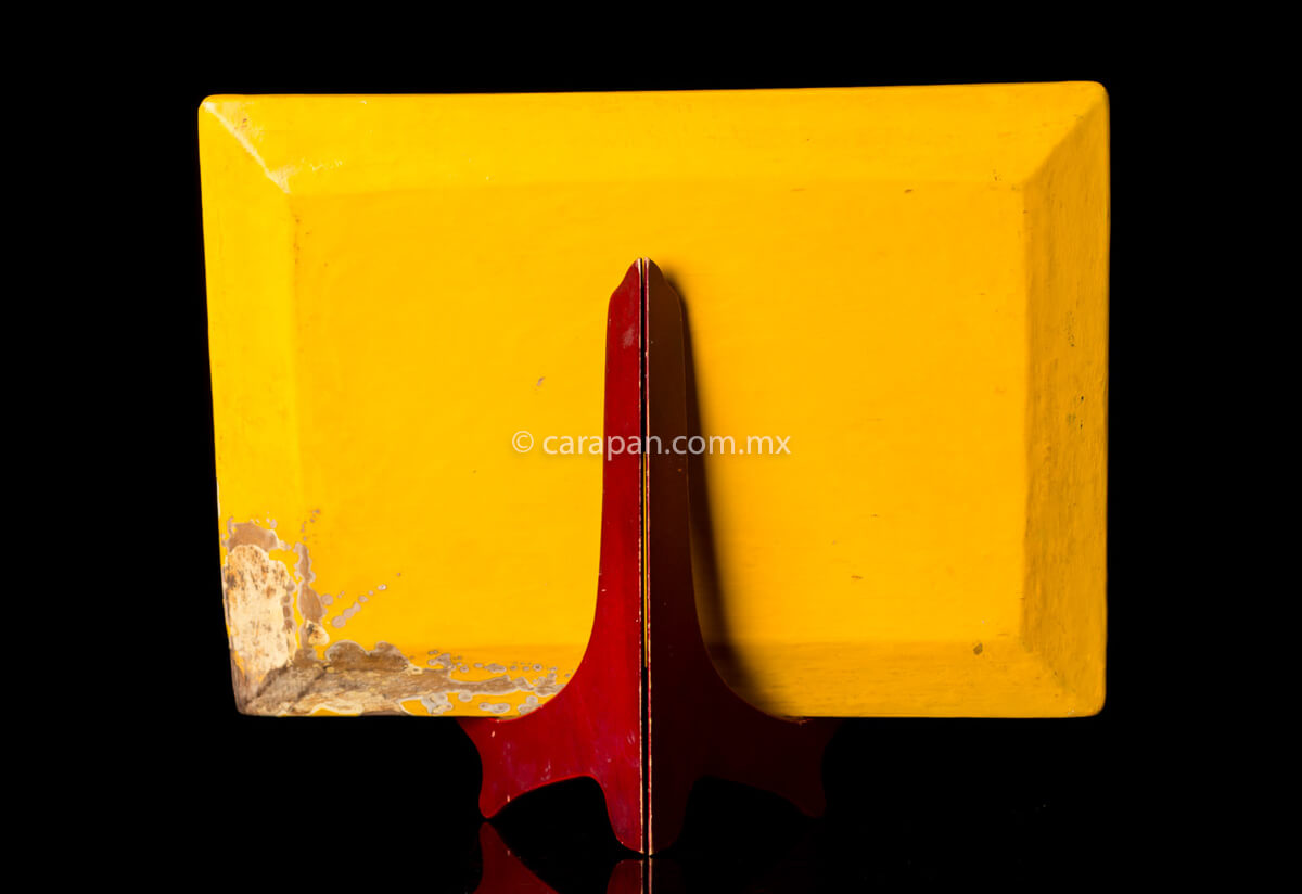 Vintage Lacquered wood tray with etched  herns in black over yellow. Hand Crafted in the 60´s in Olinalá, Guerrero. Some parts of the lacquer are peeled of due to its vintage condition.  Back