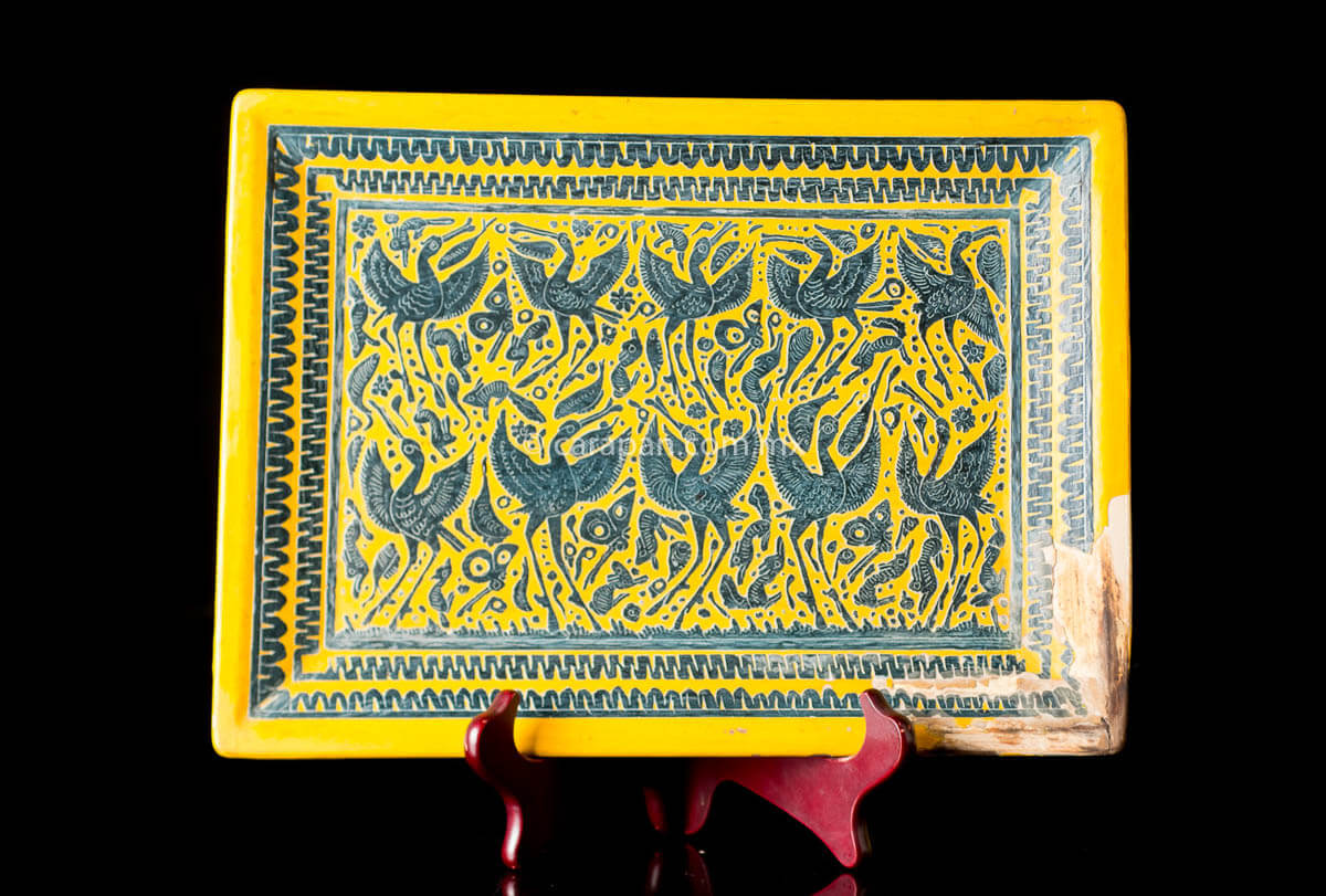 Vintage Lacquered wood tray with etched  herns in black over yellow. Hand Crafted in the 60´s in Olinalá, Guerrero. Some parts of the lacquer are peeled of due to its vintage condition. 