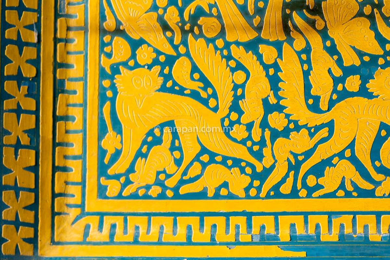 Vintage Lacquered wood tray with etched animals in pale yellow over turquoise blue. Hand Crafted in the 60´s in Olinalá, Guerrero.