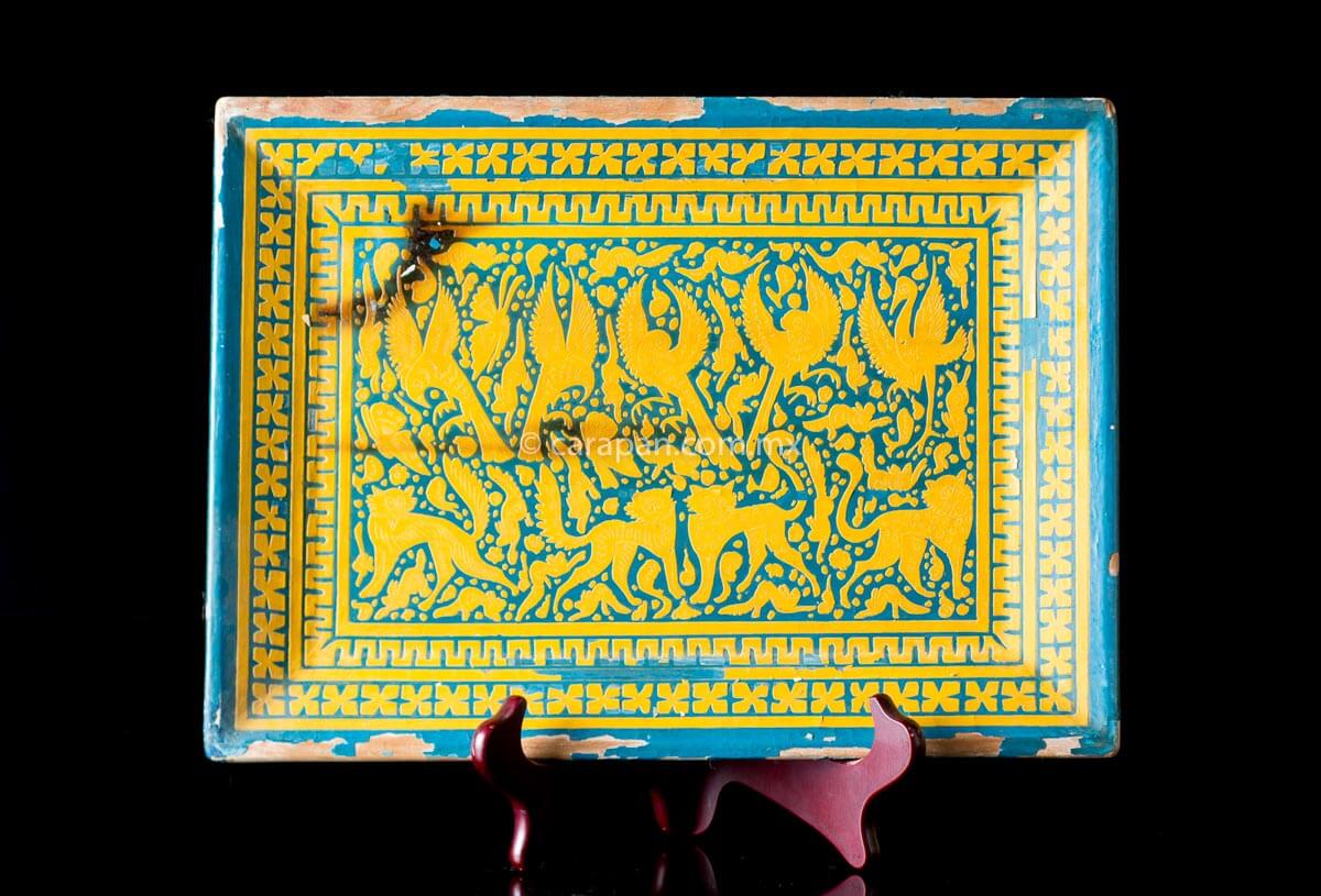 Vintage Lacquered wood tray with etched animals in pale yellow over turquoise blue. Hand Crafted in the 60´s in Olinalá, Guerrero.