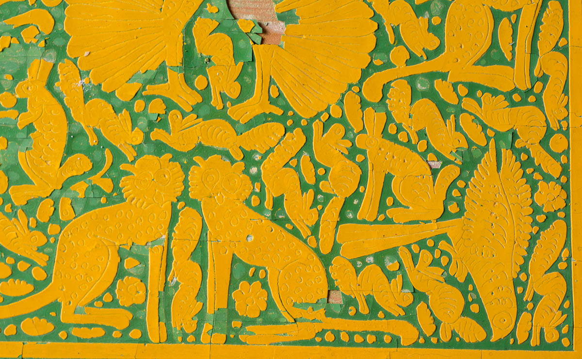 Vintage Lacquered wood tray with etched animals in pale yellow over green. Hand Crafted in the 60´s in Olinalá, Guerrero. Some parts of the lacquer are peeled of due to its vintage condition.