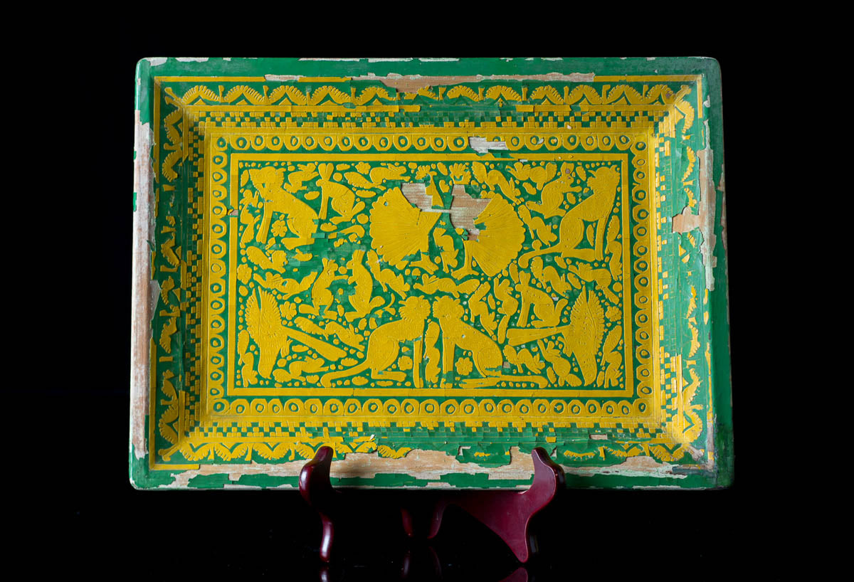 Vintage Lacquered wood tray with etched animals in pale yellow over green. Hand Crafted in the 60´s in Olinalá, Guerrero. Some parts of the lacquer are peeled of due to its vintage condition.